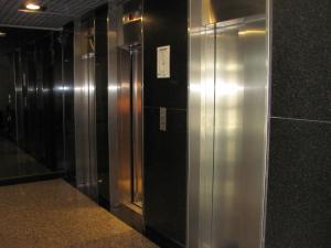 an elevator in a building with stainless steel walls at Apartamento en Cetro Real Condominium & Suites in Rosario