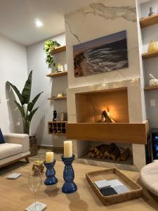 ein Wohnzimmer mit einem Kamin mit blauen Vasen auf dem Tisch in der Unterkunft Casa Z Paracas in Paracas