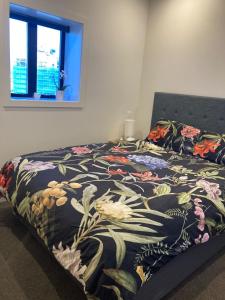 Ένα ή περισσότερα κρεβάτια σε δωμάτιο στο Close to City, Ferry with great views and free park