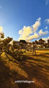 una recinzione di legno in mezzo a un campo di MHV - Casa Mar de Paripueira, Refugio em condomínio de luxo a beira mar, próximo a Maceió. a Paripueira