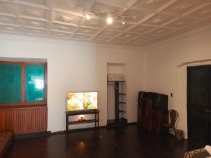 a living room with a fish tank on a table at Suite Cardinal - El Renacimiento Suites in Cuenca