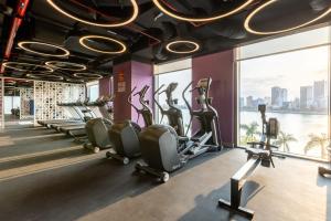 O centro de fitness e/ou as comodidades de fitness de Wink Icon Hotel Danang Riverside - Luxury Suites - 24hrs Stay & Rooftop Pool Bar