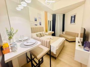 PampangAzure north dimple's nest的一个小客厅,配有一张床和一张桌子