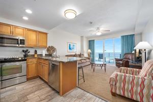 Køkken eller tekøkken på Beachfront Luxury Villa Ocean Walk Resort Daytona