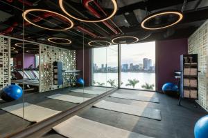 O centro de fitness e/ou as comodidades de fitness de Wink Icon Hotel Danang Riverside - Luxury Suites - 24hrs Stay & Rooftop Pool Bar