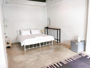 een witte slaapkamer met een wit bed erin bij XX Yellow Place Sukhumvit soi 2 - BTS Nana เยลโล่ เพลส บีทีเอส นานา in Bangkok