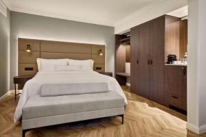 Postel nebo postele na pokoji v ubytování The Westin Grand Berlin