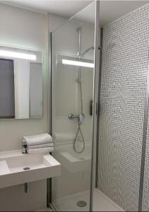 un bagno con doccia e lavandino di ibis budget Saint Paul Les Dax a Saint-Paul-lès-Dax