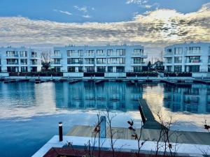 eine Reihe von Apartmentgebäuden auf einem Wasserkörper in der Unterkunft Baltic Riviera Apartments -Solmarina in Wiślinka