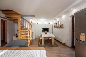 comedor con mesa y escalera de caracol en Vik's Home, en Sighişoara