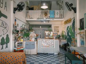 大城11:11旅舍的一间有桌椅的餐厅