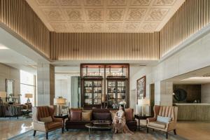 Posezení v ubytování JW Marriott Mussoorie Walnut Grove Resort & Spa