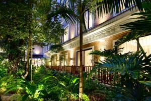 un edificio con alberi e piante di fronte ad esso di Hotel Thrive, A Tropical Courtyard a Kathmandu