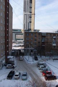 エカテリンブルクにあるApartment on Chelyuskintsev 21の雪車駐車場