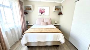 Ένα ή περισσότερα κρεβάτια σε δωμάτιο στο Rexford Cottage