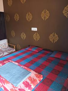 Postel nebo postele na pokoji v ubytování Laxmi Guest House