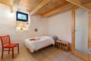 Postel nebo postele na pokoji v ubytování Rustico Paese Verzasca - Happy Rentals + 27 fotografií