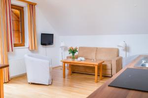 Televízia a/alebo spoločenská miestnosť v ubytovaní Appartements Stranach