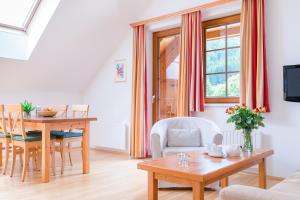 Televízia a/alebo spoločenská miestnosť v ubytovaní Appartements Stranach