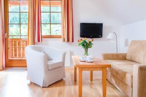 Televízia a/alebo spoločenská miestnosť v ubytovaní Appartements Stranach