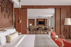 TV a/nebo společenská místnost v ubytování Nekajui, a Ritz-Carlton Reserve