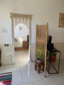 un soggiorno con specchio e sedia di Bungalow Les Coraux a La Saline Le Bains