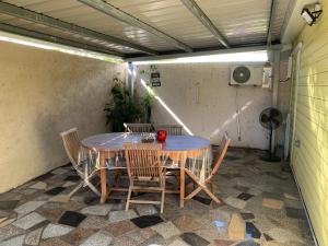 un tavolo e sedie in un patio esterno di Bungalow Les Coraux a La Saline Le Bains