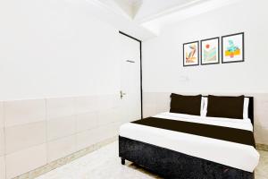 德里Super Hotel O Fazalpur的房间里有一张大床的卧室
