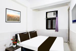 德里Super Hotel O Fazalpur的白色的客房设有床和窗户。