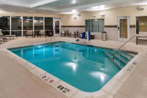 Bazén v ubytování Courtyard by Marriott Elmira Horseheads nebo v jeho okolí