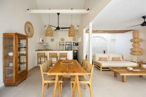 Η κουζίνα ή μικρή κουζίνα στο Casa Kokoon - NEW Bright & Quiet 2BR Mertanadi Seminyak with Private Pool and Parking