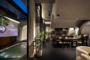 Fotografie z fotogalerie ubytování 江南赋园林私汤设计师民宿 v destinaci Guanqiaocun + 37 fotografií
