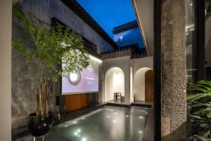 Fotografie z fotogalerie ubytování 江南赋园林私汤设计师民宿 v destinaci Guanqiaocun