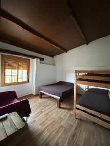 a room with two bunk beds and a window at CASA RURAL PRIVADA El ASIENTO LOS GEMELOS in Pruna