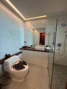 ein Badezimmer mit Toilette und Waschbecken in der Unterkunft The Sky & Sea Koh Larn in Ko Larn