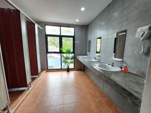 Sathani Thon BuriFeel Good Hostel bk的带两个水槽和大窗户的浴室