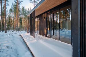 Coastal Forest Cabin in Sweden v zimě