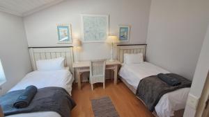 Zimmer mit 2 Betten und einem Tisch mit einem Stuhl in der Unterkunft 112 The Dunes in Keurboomstrand