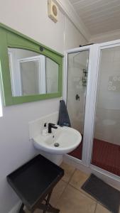 ein Badezimmer mit Waschbecken und Dusche in der Unterkunft 112 The Dunes in Keurboomstrand