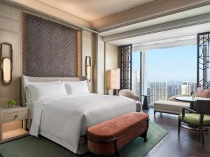 Voodi või voodid majutusasutuse The St. Regis Shenzhen Bao'an toas