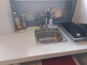 Cucina o angolo cottura di Fasolas square studio 15m2 is located 30 stairs up from the main road and it is in the old market fasolas and next to the museums