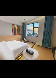Ένα ή περισσότερα κρεβάτια σε δωμάτιο στο Orange Huaju Hotel