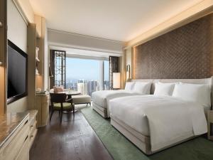 Voodi või voodid majutusasutuse The St. Regis Shenzhen Bao'an toas