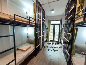 Feel Good Hostel bk客房内的一张或多张床位