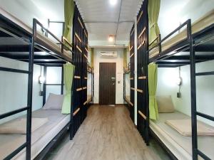 Feel Good Hostel bk客房内的一张或多张床位