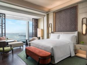 Voodi või voodid majutusasutuse The St. Regis Shenzhen Bao'an toas