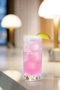a drink with a lime on a table at Residence Inn by Marriott New York Downtown Manhattan/World Trade Center Area in New York