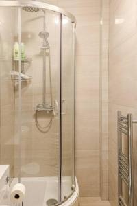 Ένα μπάνιο στο Modern Comfort for 5 Relax, Stay & Explore