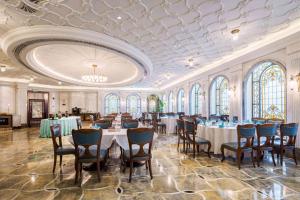 上海市にあるDonghu Collection Hotelのテーブルと椅子、窓のある宴会場