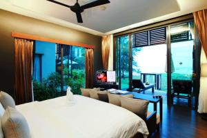Postel nebo postele na pokoji v ubytování Ramada Resort by Wyndham Khao Lak